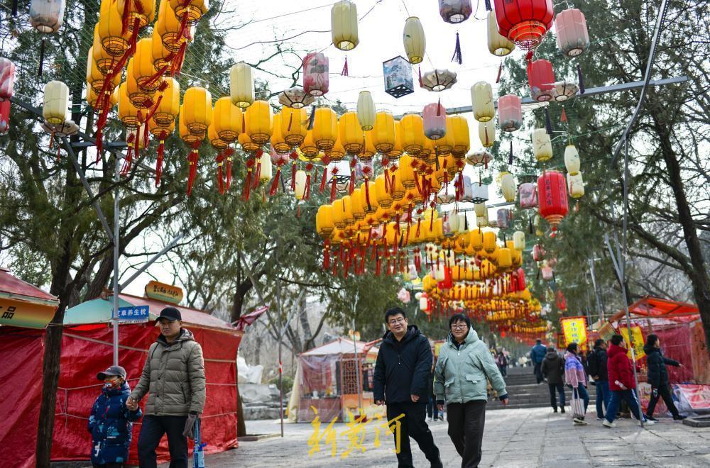 2月3日，随着春节脚步临近，千佛山风景名胜区装饰一新，喜迎佳节。景区北门登山主路