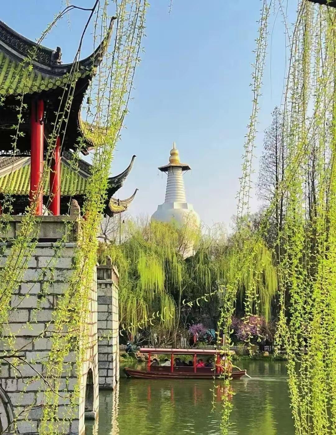 咖啡里的岁月
 
岁月如一杯咖啡，初尝是苦涩，细品是醇香。
年轻时总爱追求浓烈与