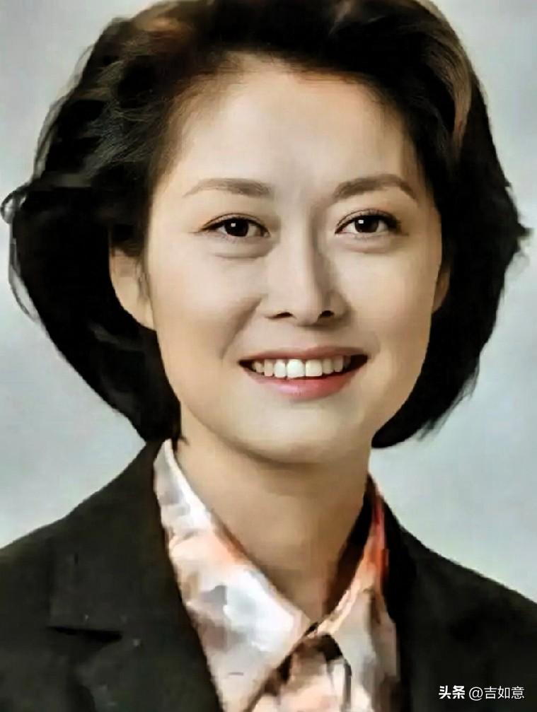 看到敬一丹老师离世的消息，盯着屏幕愣了好久，那个陪着几代人守着《焦点访谈》的“敬