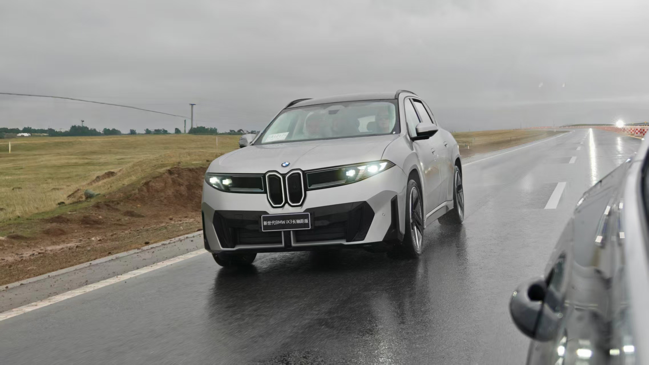 开着新世代BMW iX3来看美丽的青海湖，西宁这个季节也太神奇了，有雨有雪，同时