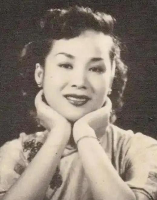 1948年，济南城被解放军围得铁桶一般。守城的国民党第九十六军军长吴化文正在家里