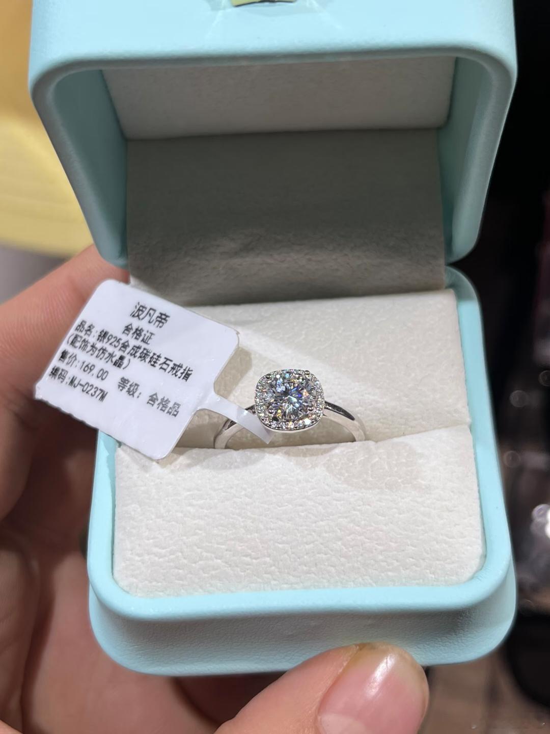 胖东来169元1克拉方糖戒指再上架 估计要火了，毕竟这个东西太有情绪价值了。 