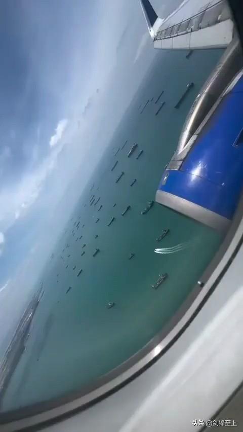 这是从飞机上航拍的霍尔木兹海峡等待通过的油轮
伊朗接下来准备永久控制海峡的出入，