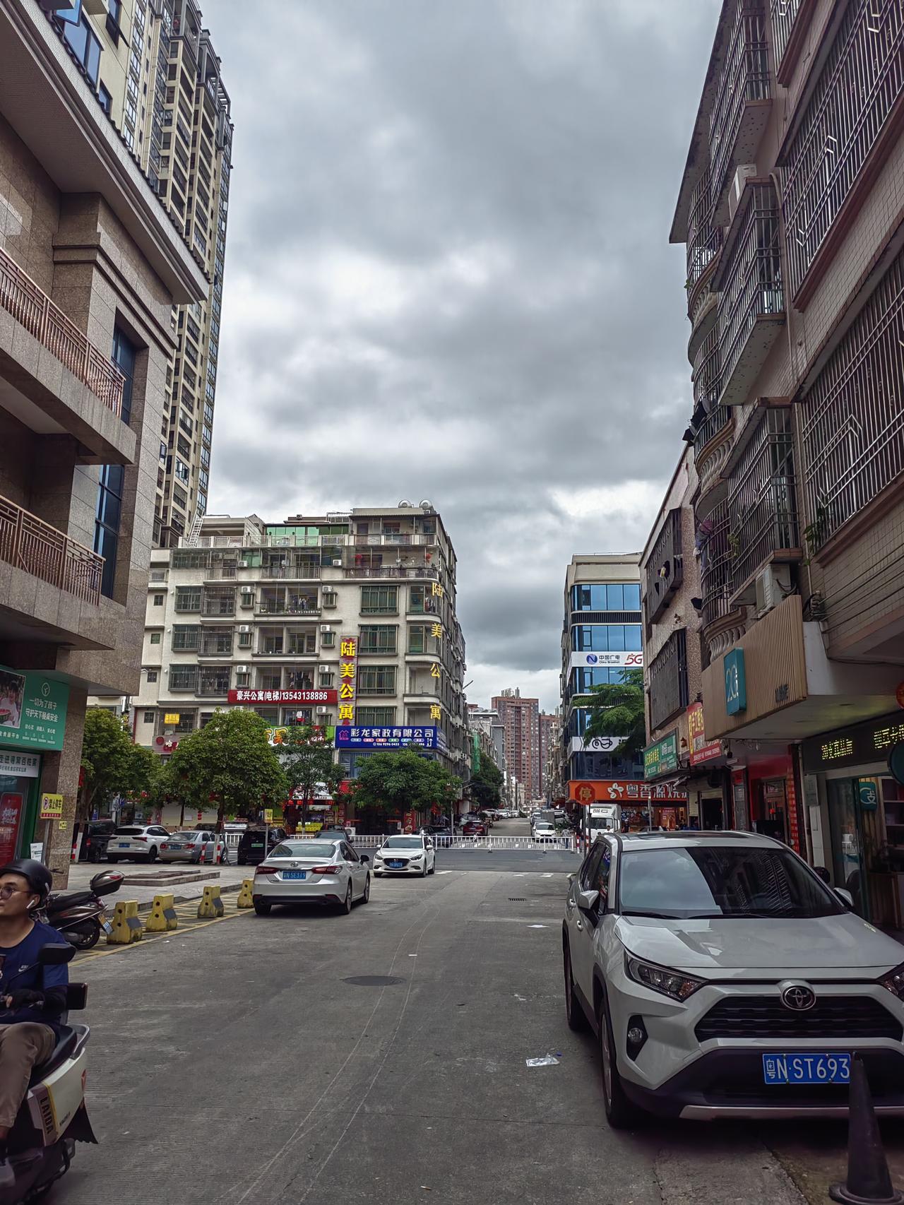 城市街景，车水马龙，繁忙的日常生活