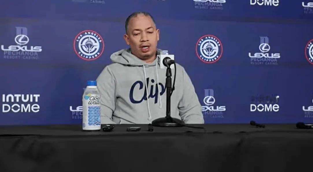 真是服了泰伦卢！
以前是输球甩锅，现在是赢球揽功，赛后采访被问到了小卡最近开始多