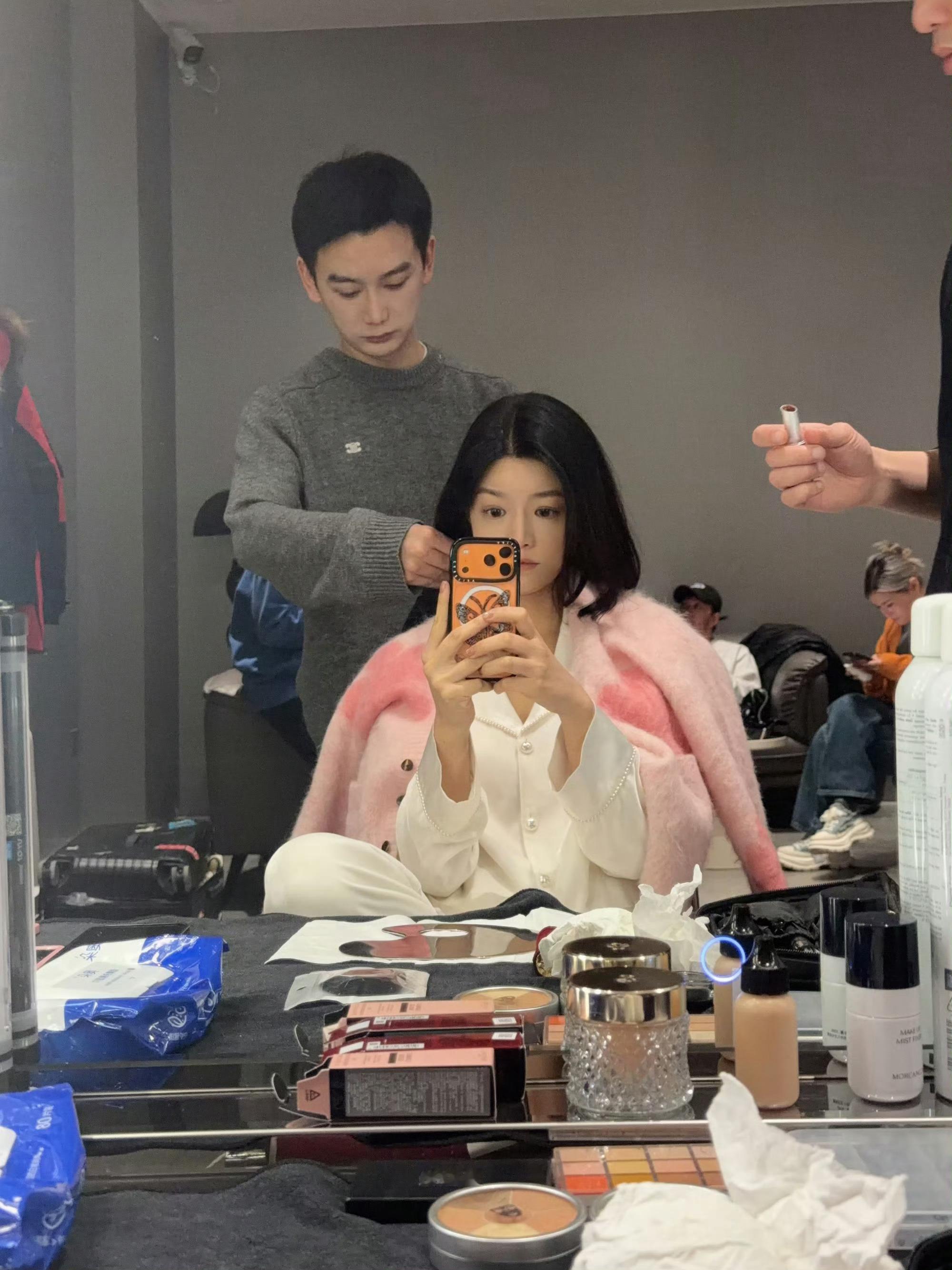 陈妍希多来找我们玩，多上线姐姐手势舞狠狠的来一二三四五个好不好！！！ 