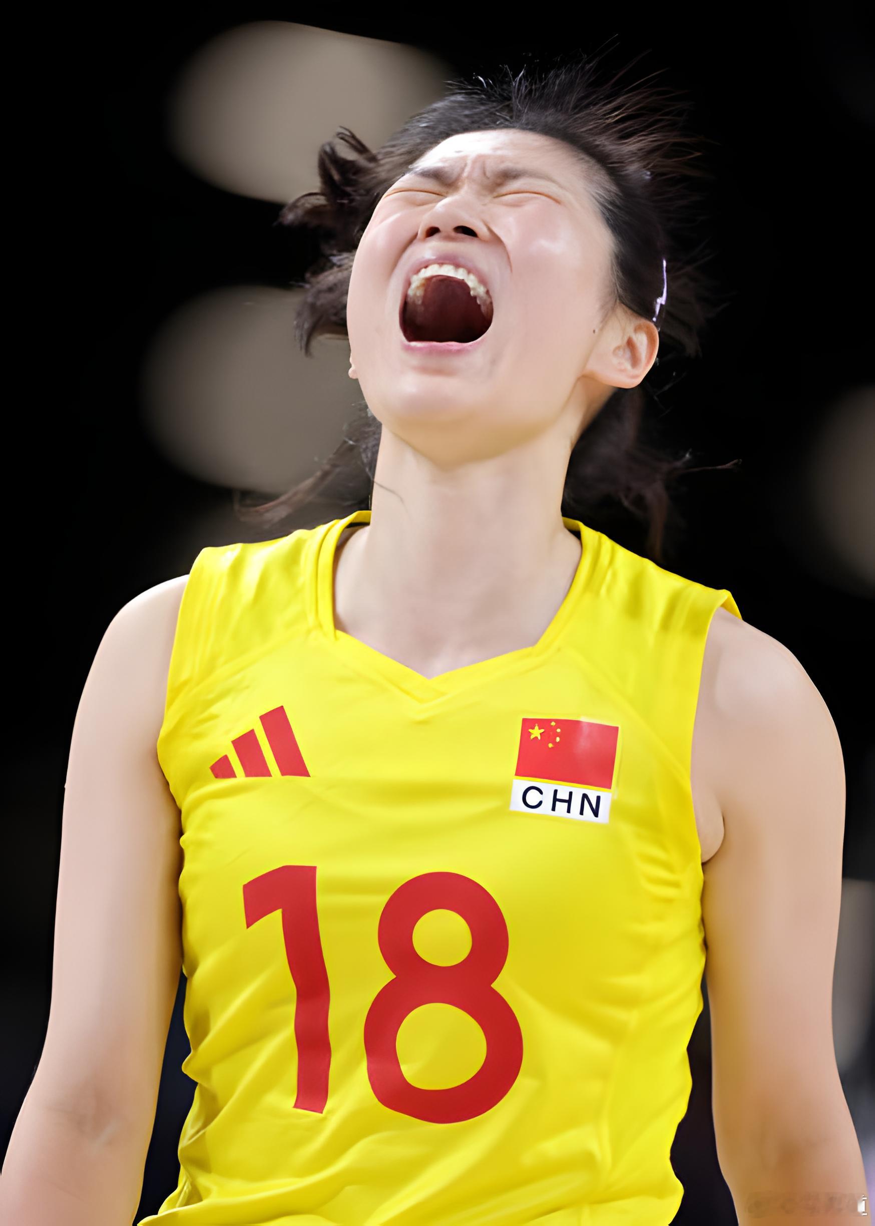 王梦洁回忆被网暴中国女排有一天训练结束，一位很长时间没有联系过的朋友给王梦洁发信