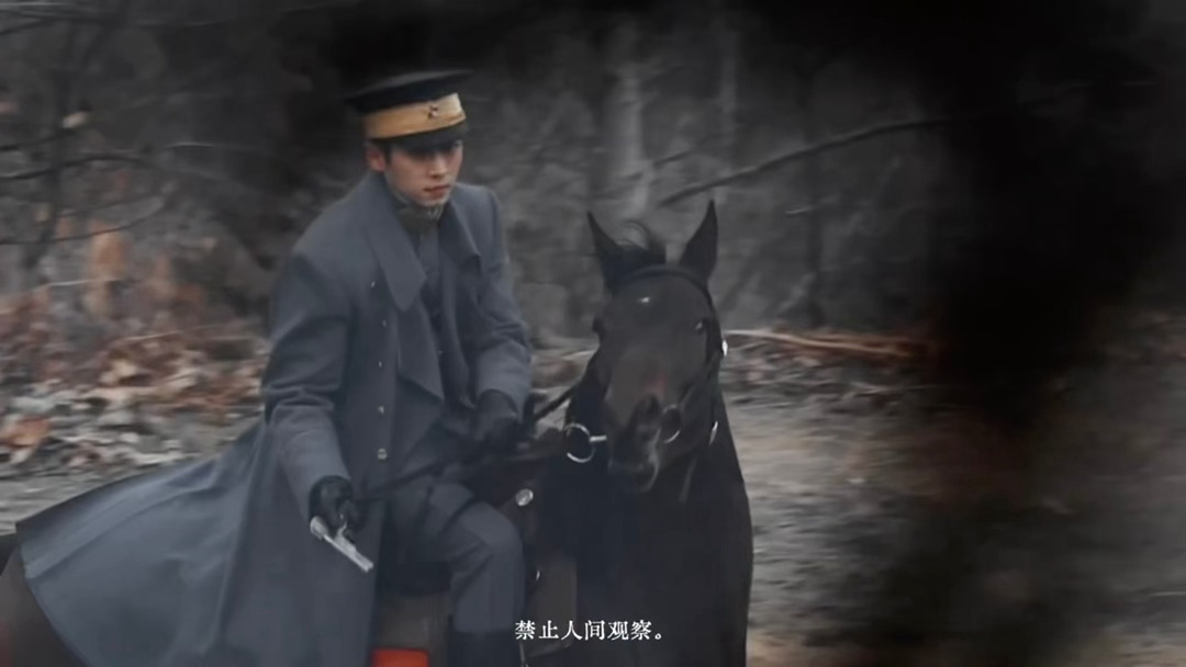 丞磊骑马神级路透VS正片单看路透就被这股子桀骜不驯的劲儿给硬控了，马背上的他仿佛