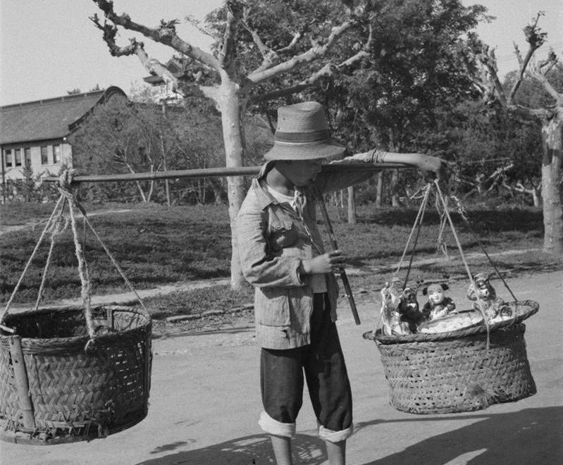 1938年，涞源县日军情报部门口，来了一个炒花生的小贩。

没人知道这个每天吆喝