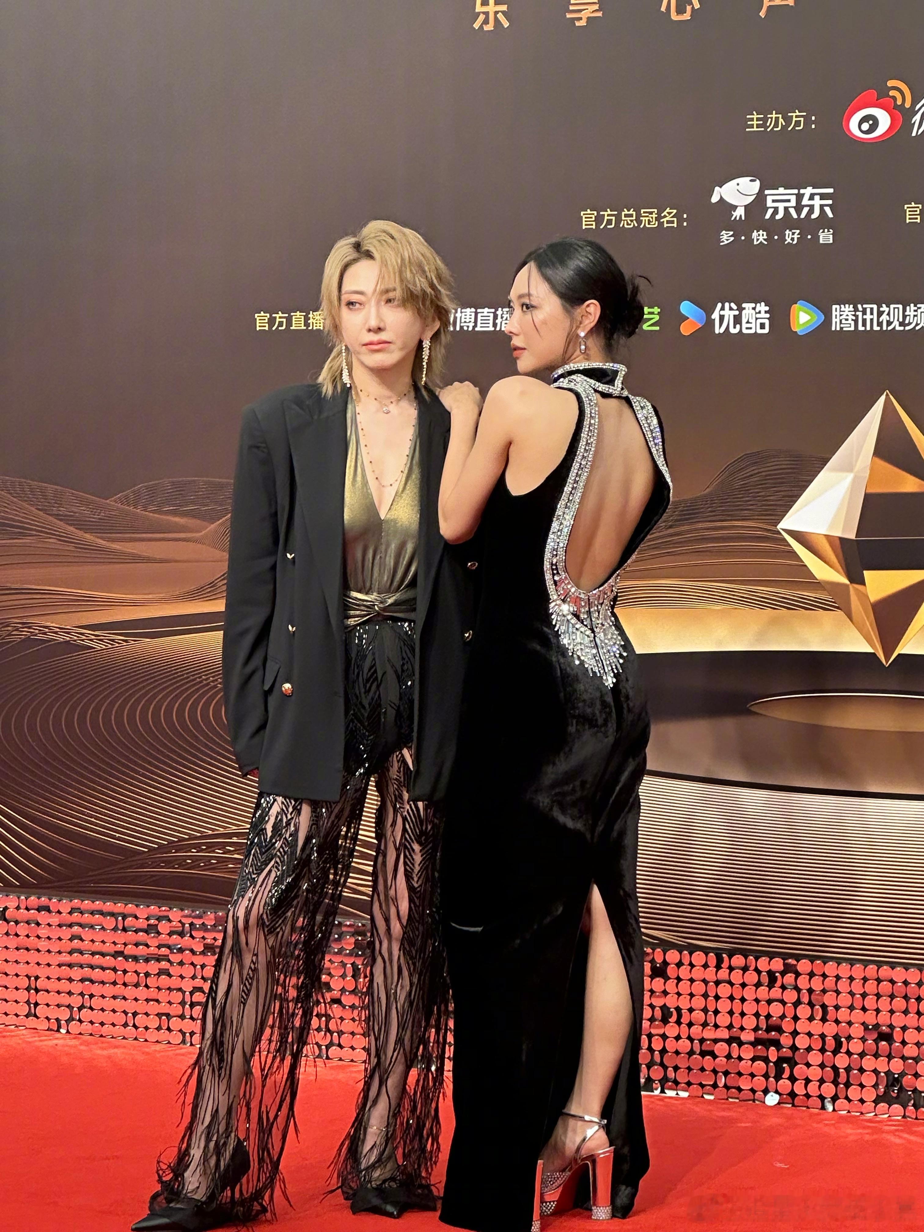 刘忻、王霏霏姐感A感好足，谁懂[淡淡的] …..忻霏友谊长存！ ​​​