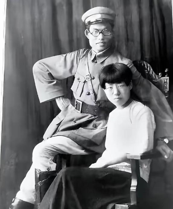 [微风]1940年，延安，朱仲芷主动跟丈夫萧劲光离了婚，那一年她已经是六个孩子的