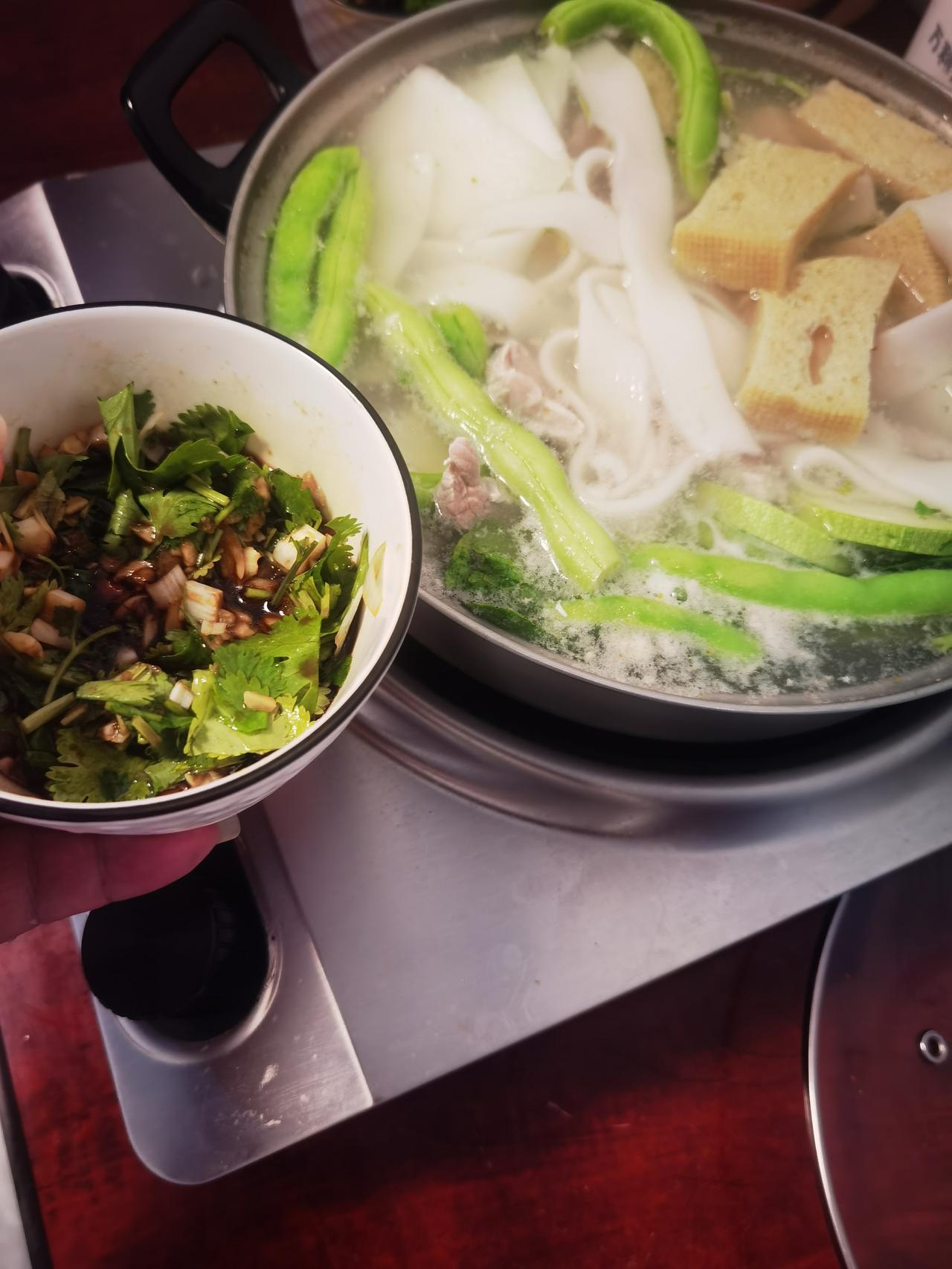 丰盛的晚餐，完美的减脂餐，就看你羡慕不羡慕？火锅，走起😊
锅底:清水，
碗底: