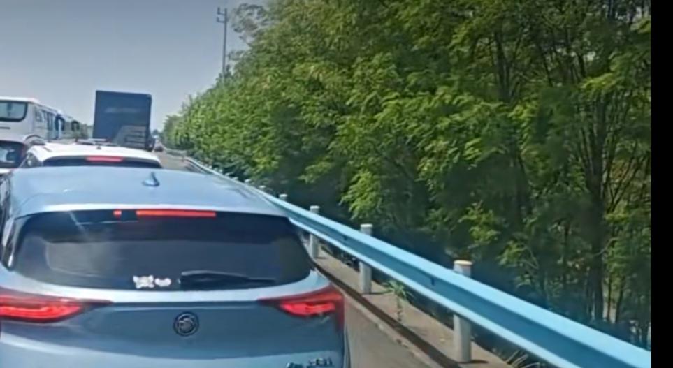 救护车第一视角告诉你，不占用应急车道的重要性，时间就是生命！高速最烦的就是这些走