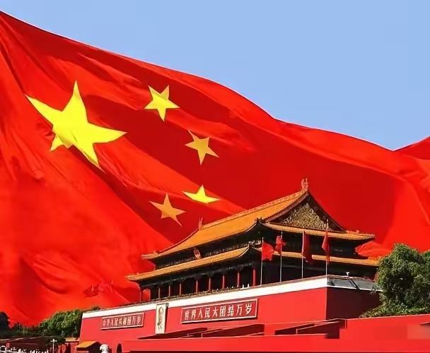 《红旗》是革命性的词，带有明显的阶级性和政治性，它代表着烈士鲜血的颜色和党魂。凡