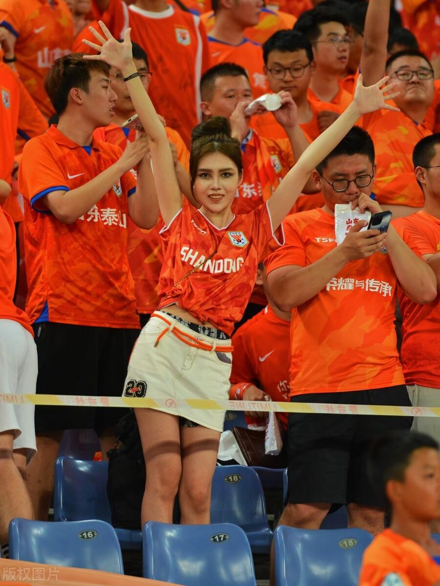 中超第16轮美女球迷，山东姑娘是最美，有人很幸福，有人却似很孤独，梅西不在啊！还
