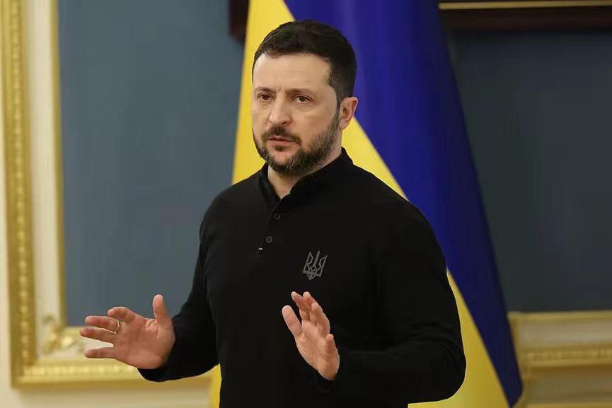 美国开打伊朗后，泽连斯基也是欲哭无泪，在他看来，美国这就是在变相的帮助俄罗斯。开