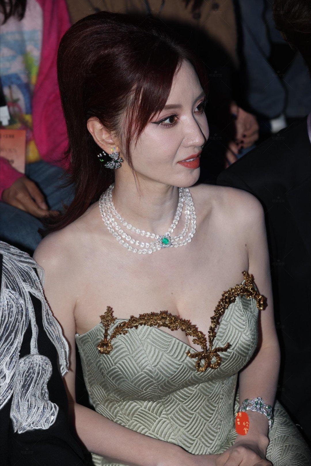 张萌Mai因浪姐结缘 哈哈哈哈张萌追星成功案例+1！为了联系上喜欢的Mai，竟然