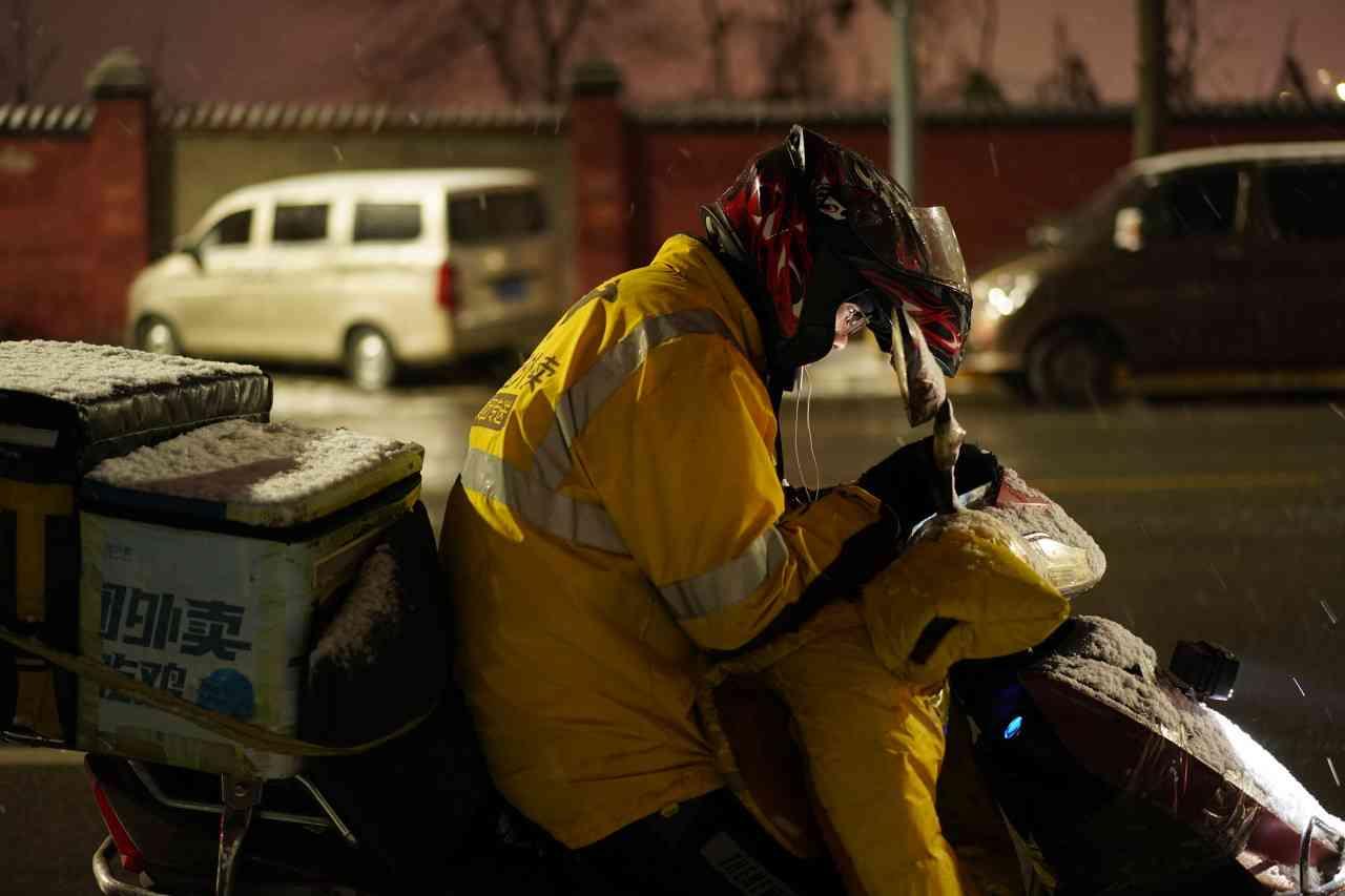 很好奇一个问题，外卖小哥受伤属于工伤吗？平台给外卖员缴纳五险一金吗？
前几天在路