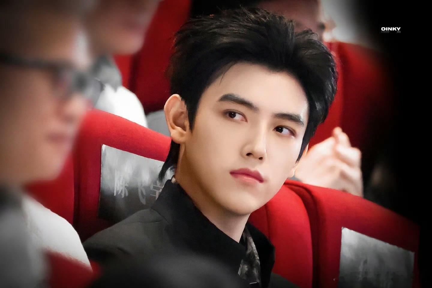 陈飞宇回头挥手这一下坐在陈飞宇后面是什么体验 陈飞宇这造型鲨我！黑色大衣配国风衬