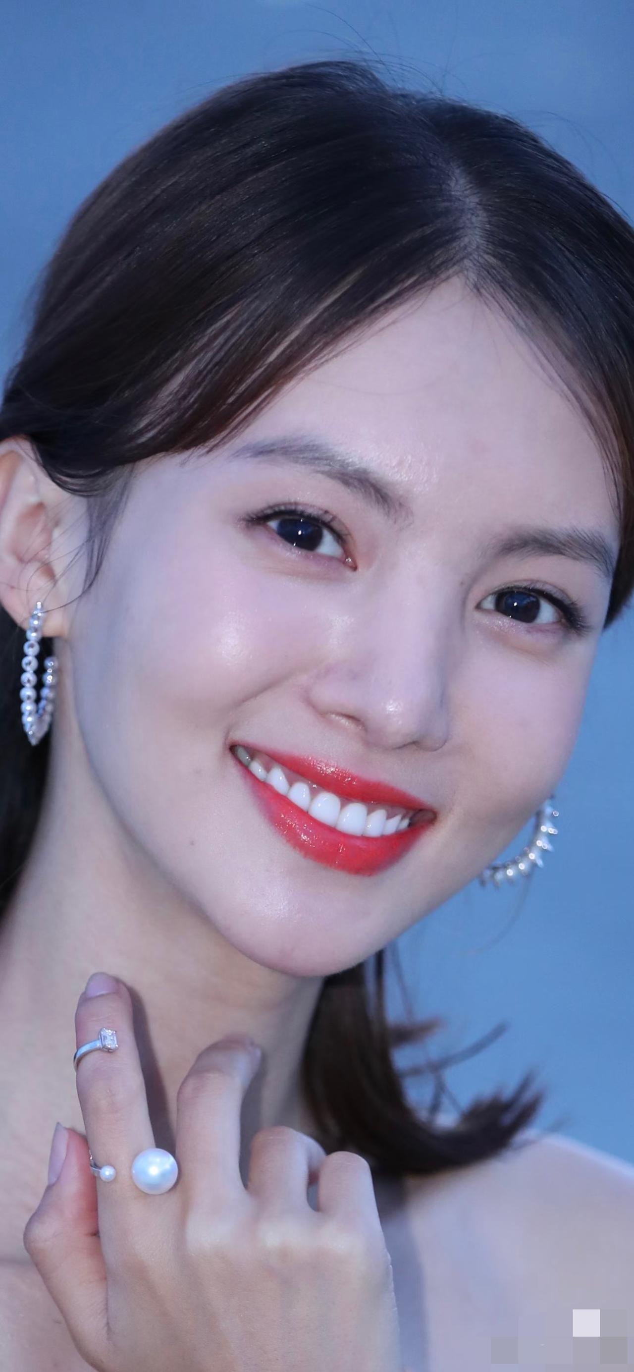 金晨笑起来真好看，浑身在发光