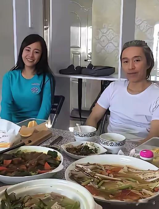 当年周星驰自己在跑龙套的时候，就是因为抢一个鸡腿被人骂得像条狗，后来周星驰成名了
