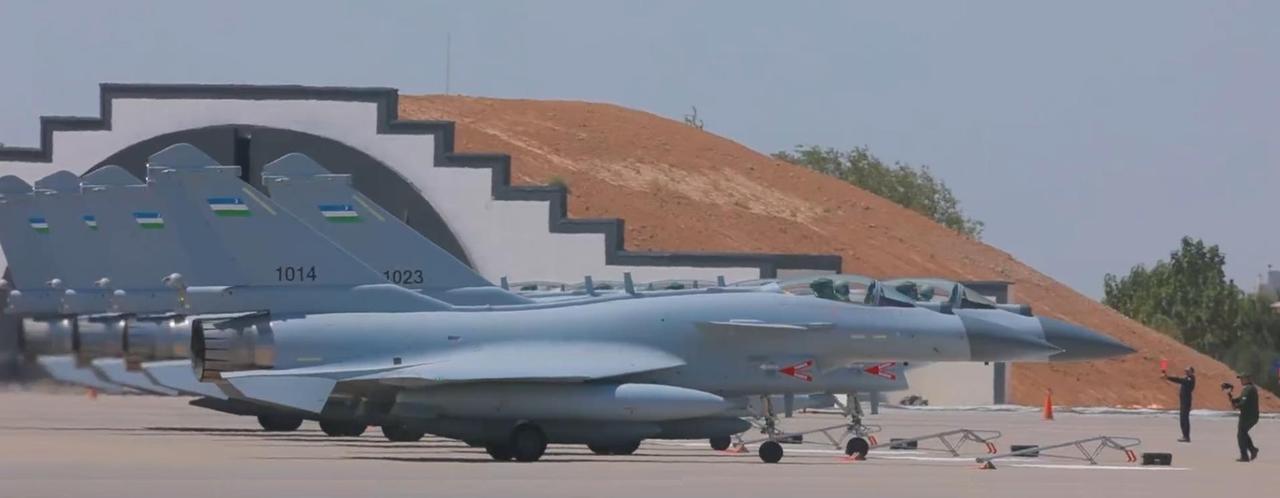 乌兹别克斯坦空军又公布带国旗标志的歼-10战斗机，
整整一排，尾翼上都是乌兹别克