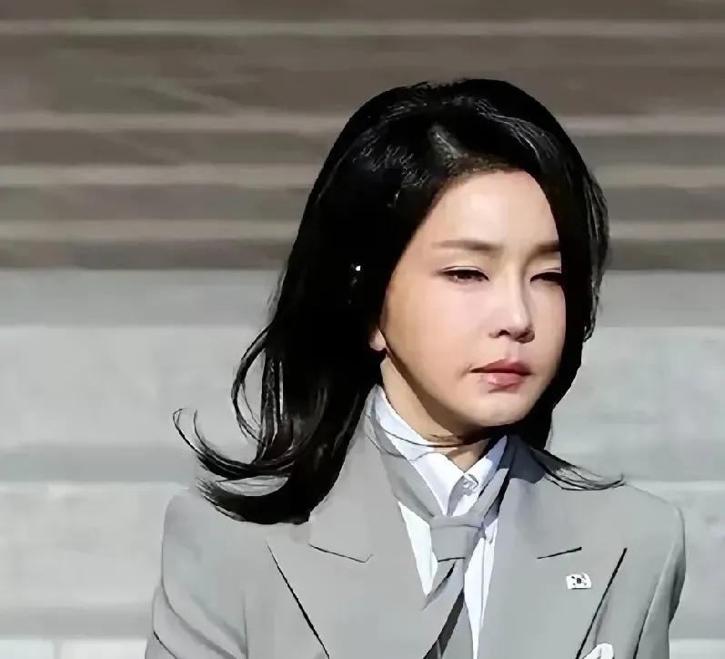 全剧终！
14日尹总被弹劾下台，14日晚上尹总夫人金建希正在接受媒体记者的采访，