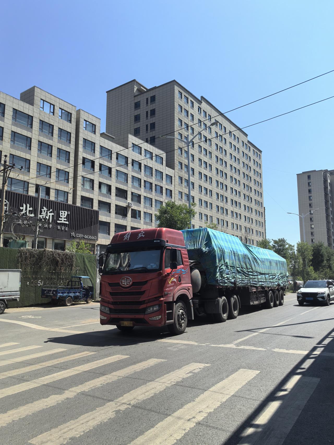 常走龙城大街东延的朋友，想必和我有过同样的疑惑：
以前路过这儿，总能瞧见交警的车