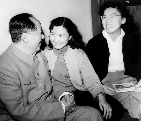 那天，两位妇女模范终于见到了仰慕已久的毛主席，激动和兴奋的情绪不能自己。坐在自己