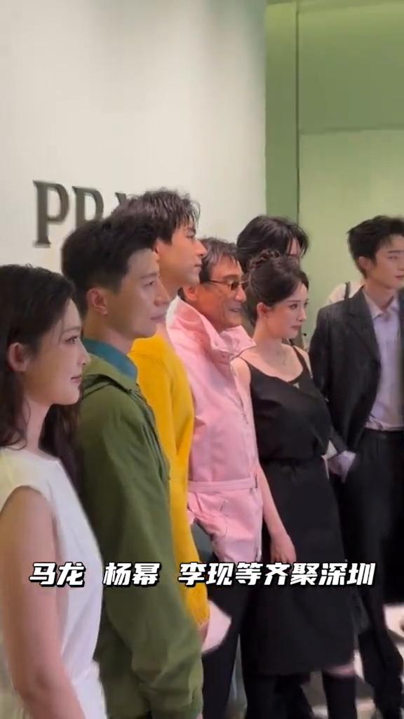 马龙、杨幂、李现等齐聚深圳，龙队这气质一点不输明星。
和李现热聊中，龙队与杨幂同