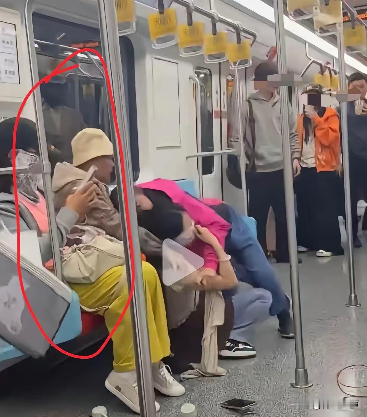 我觉得这个事件里最危险的不是动手的两人，而是座椅上仍然稳坐如泰山，甚至想劝架的两