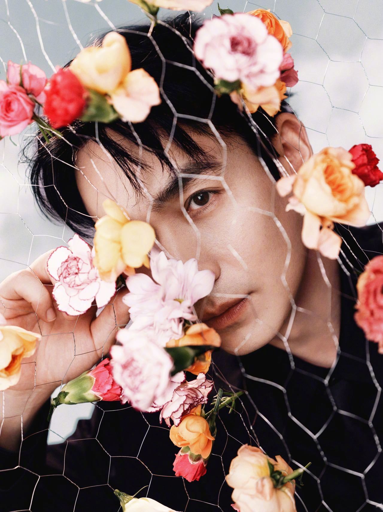 朱一龙携两部作品亮相百花奖红毯朱一龙本次百花奖双角色亮相红毯，分别带着《志愿军：