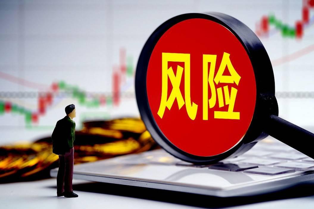 股票市场最大的风险是什么？
       我认为，一是市场进入高估阶段，二是参与