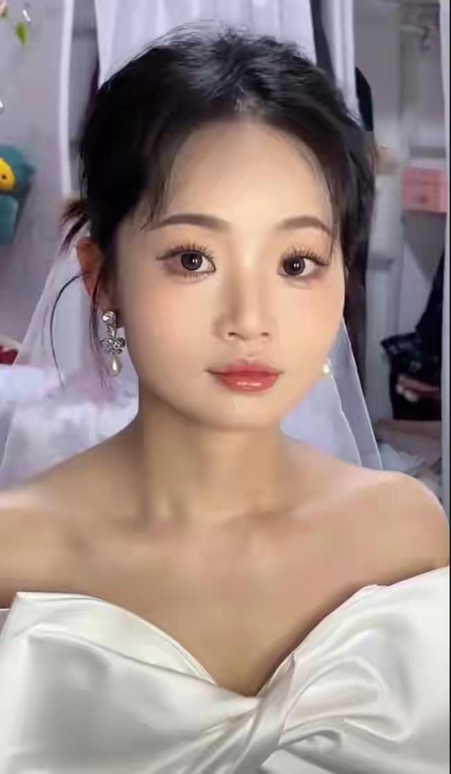 贵州一个新娘，刚刚换完敬酒服出来，准备给每桌敬酒的时候，一看却傻眼啦，换服装之前