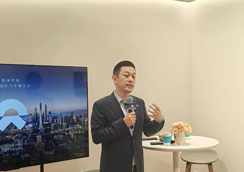 比亚迪和蔚来这两天的“隔空对话”，把新能源车主都看乐了。
 
王传福刚喊出“5分