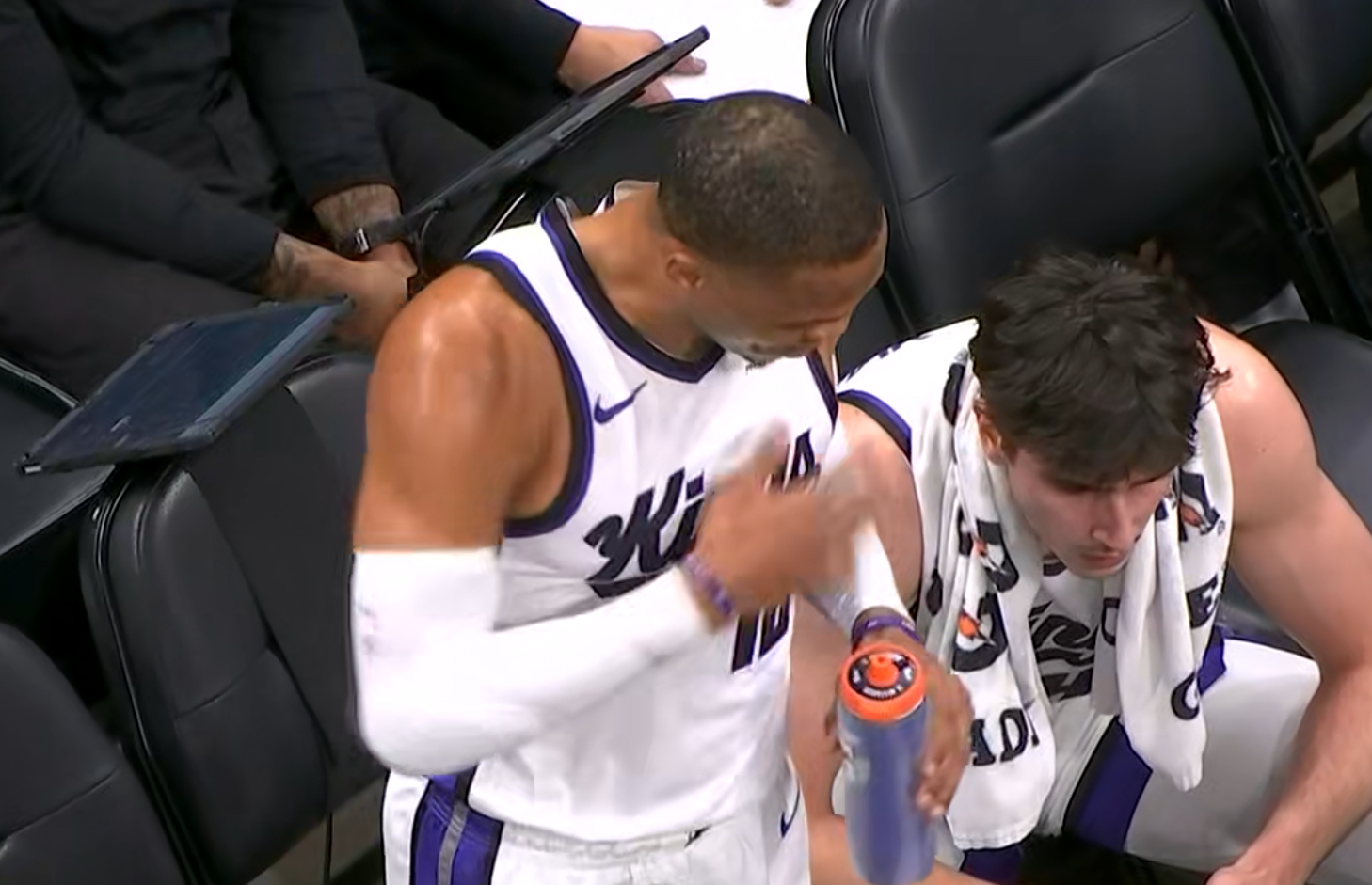 国王主场致敬你威成为NBA历史控卫得分王威斯布鲁克