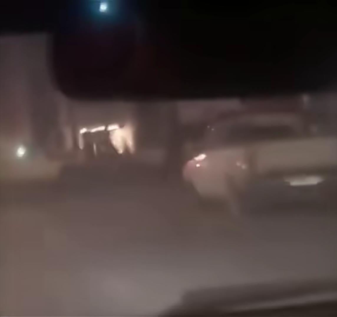 美军凌晨突袭伊朗兵营，7 名士兵遇难，沿路全设军事检查站

通往沙赫尔帕塔姆安比
