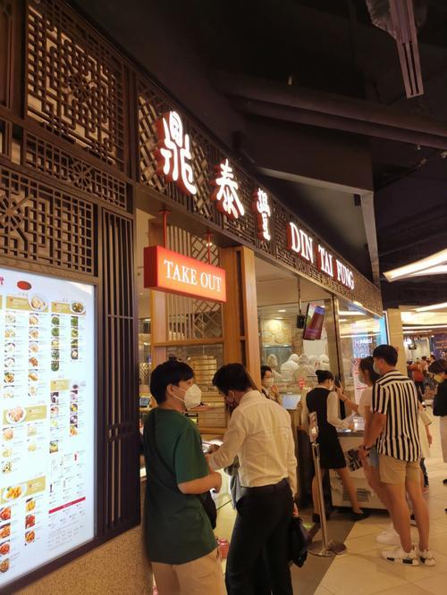 国内卷到关店，海外开到爆火。
中国餐饮的机会，
或许真的在更远的地方。
鼎泰丰把