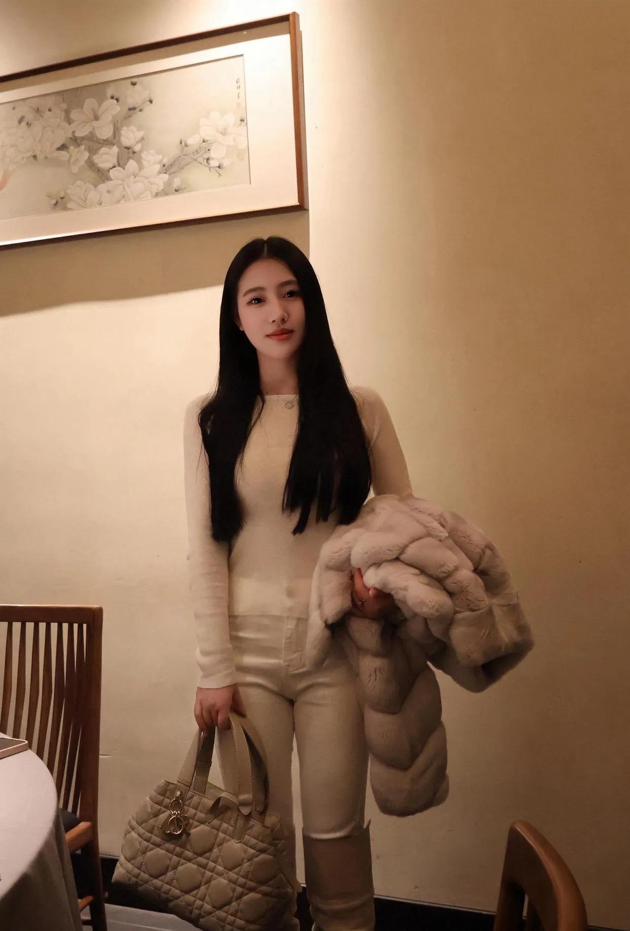 花影摇曳，美人如画。