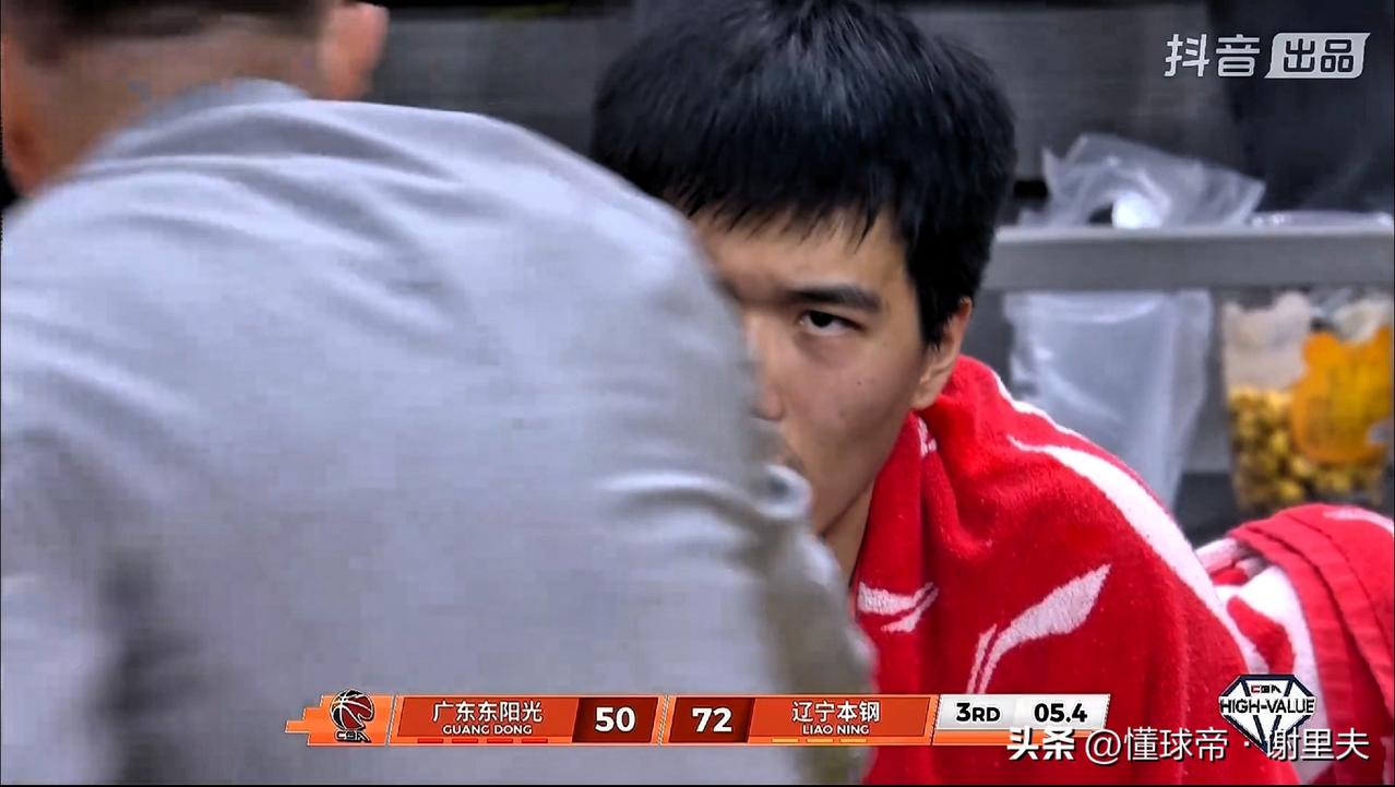 细节看端倪！广东中锋焦泊乔场下看杜锋的眼神充满恐惧，不寒而栗啊，感到不安。赛后，