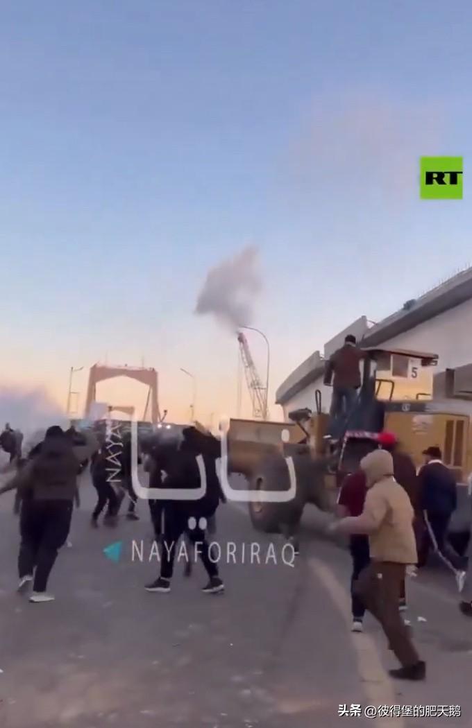 美国海外最大规模的大使馆——驻伊拉克巴格达大使馆遭到围攻！

现场催泪弹、爆震弹