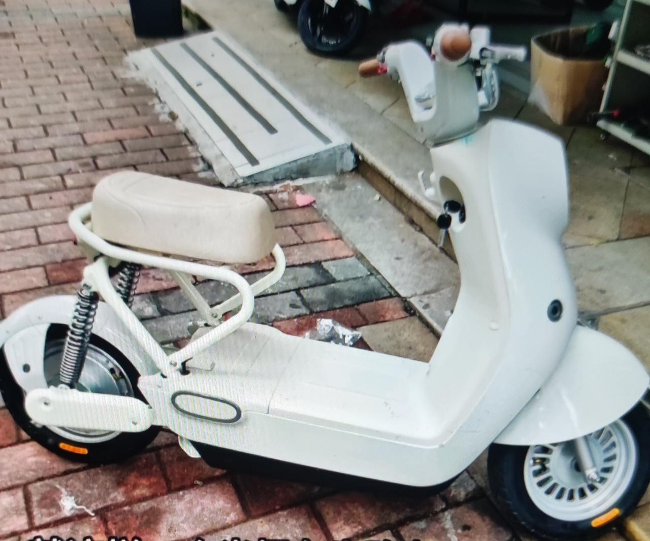 上市遇冷！
“摆了一个多月，只有人看没人买”，老板满脸无奈！
新国标电动车，价格