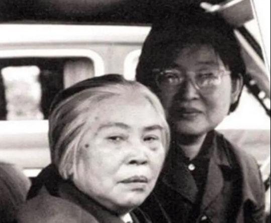 1953年初冬，清晨六点的京沪列车冒着白汽驶向北方。硬座车厢里，一位身着暗色棉袄