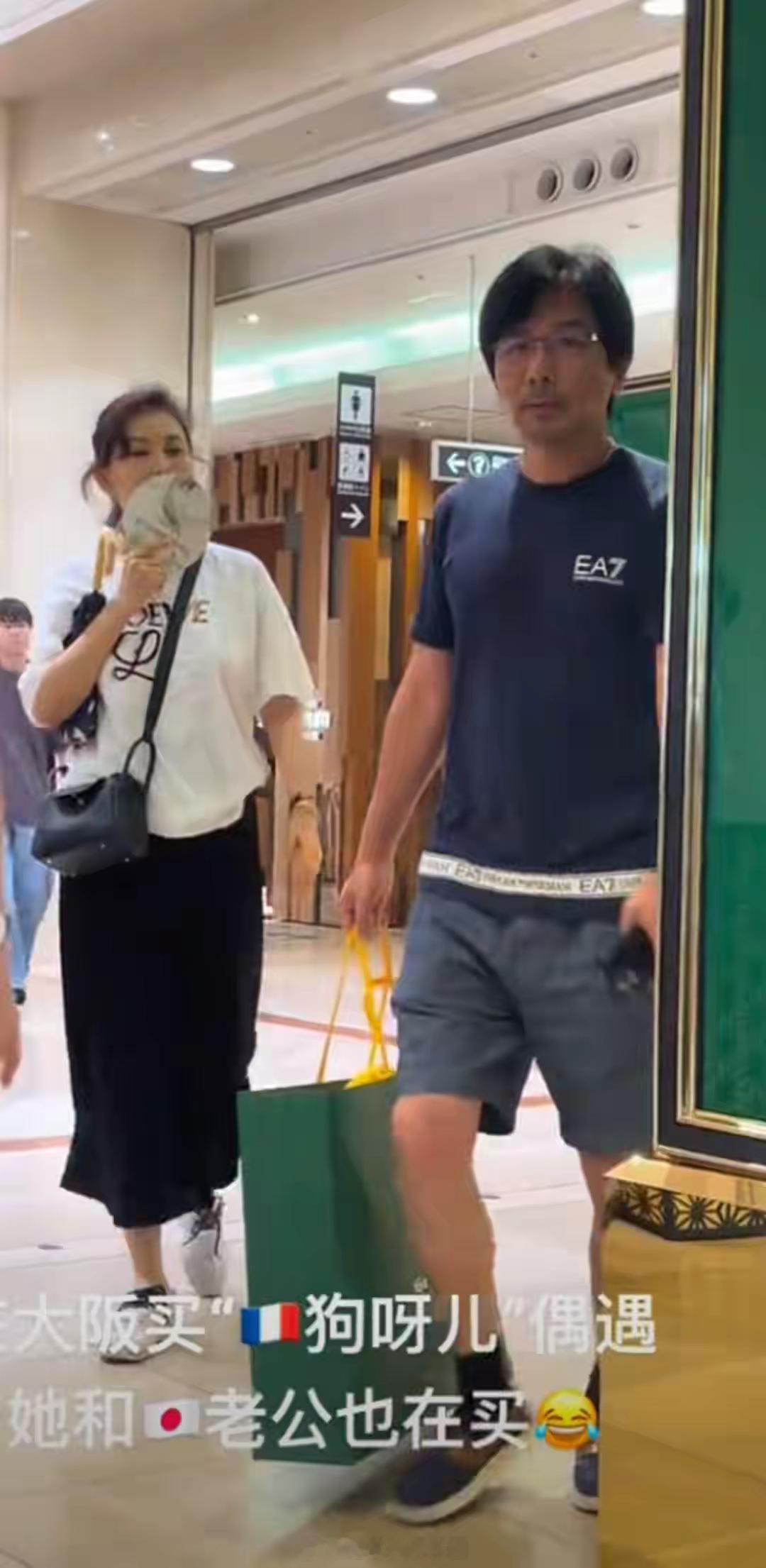 牛莉夫妇日本逛街被偶遇，大8岁富豪老公露面，一身名牌很显年轻！ ​​​