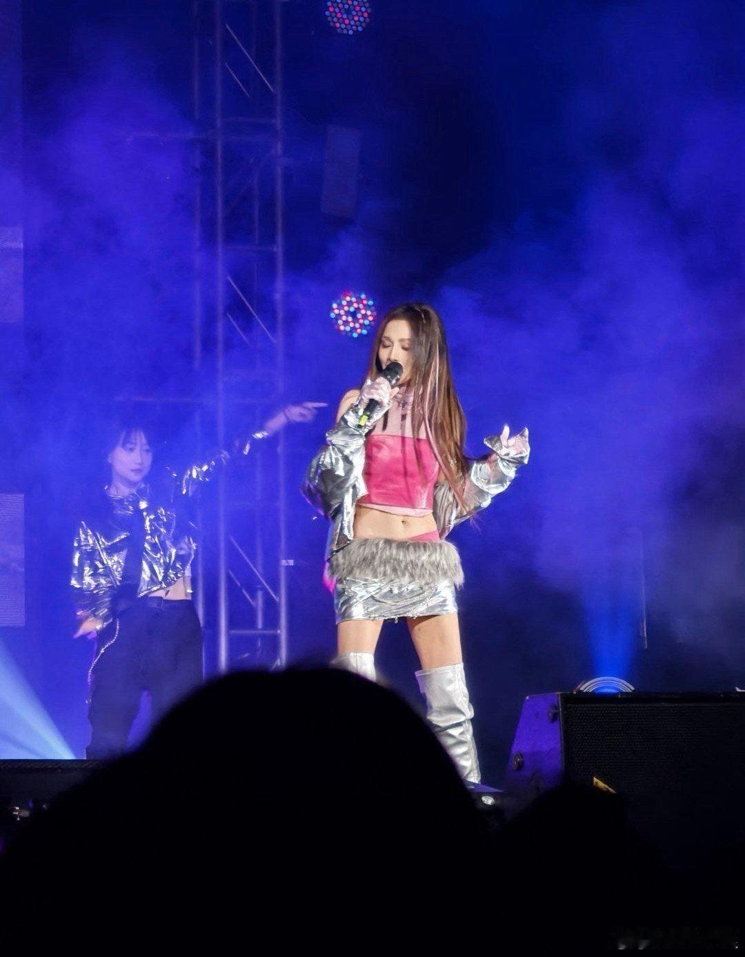 彭小苒踩10cm高跟鞋唱跳被彭小苒的唱跳舞台狠狠圈粉！10cm高跟完全没压力，又