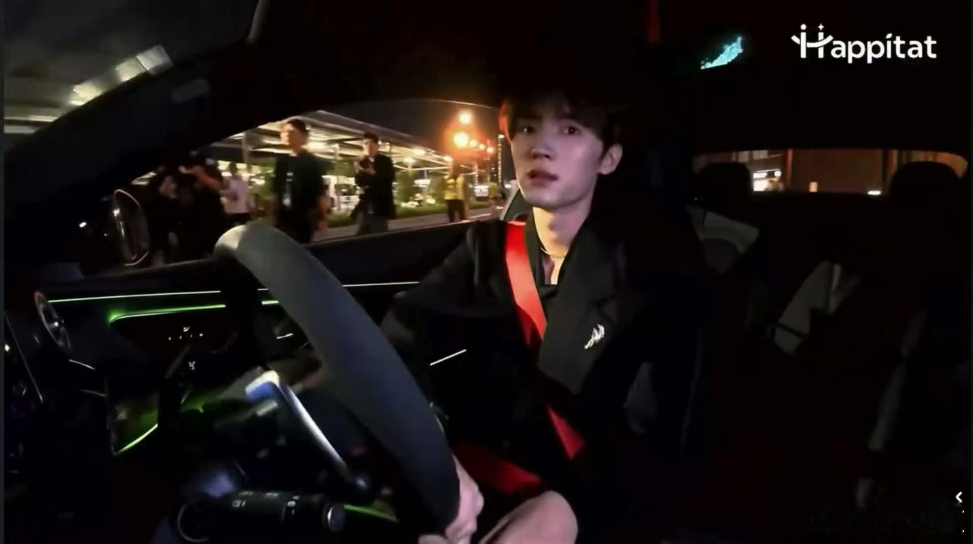 周翊然又在红毯开上车了周翊然跑车红毯入场 周翊然又在红毯开上车了，这一次开着跑车