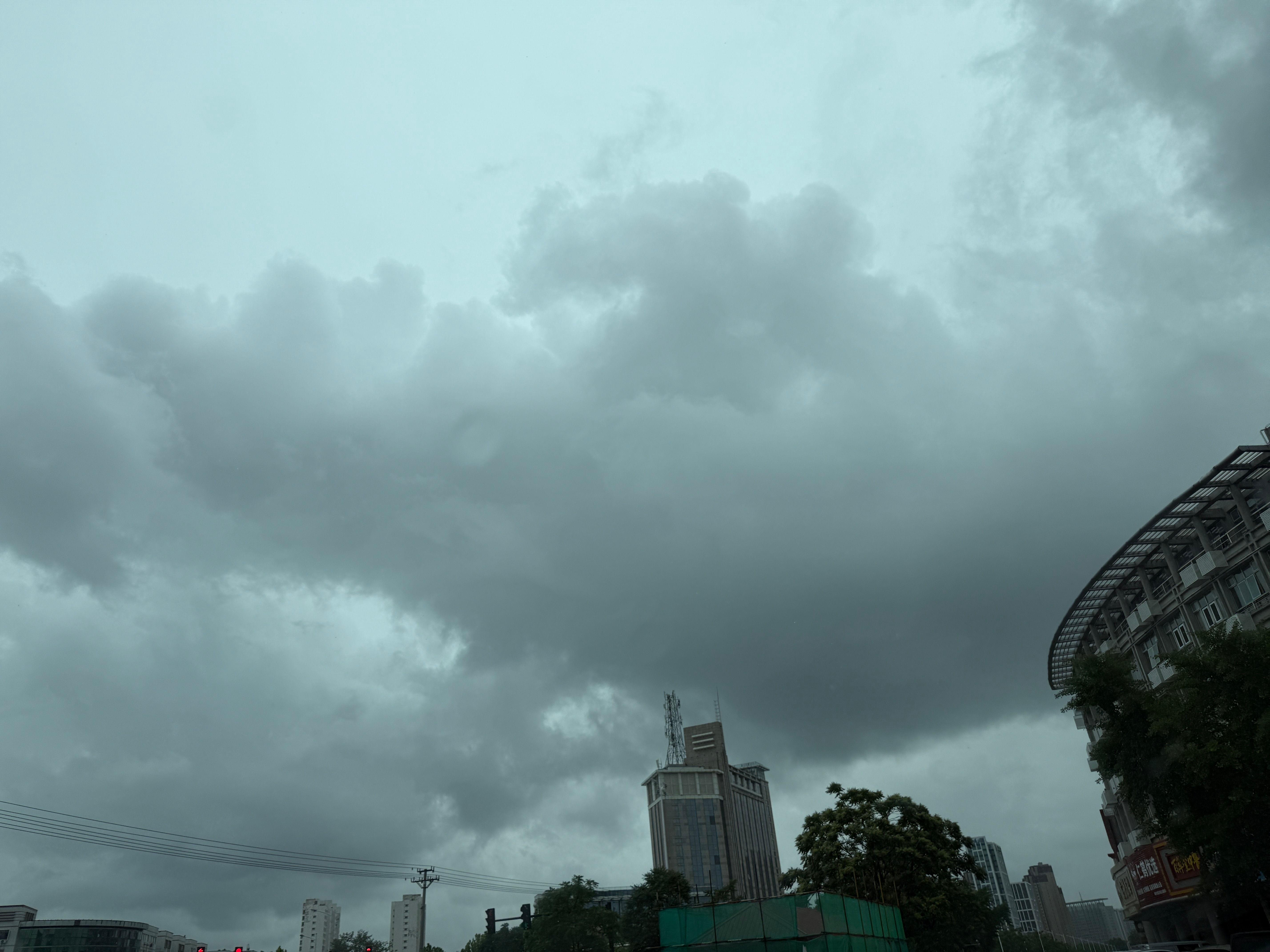 一直在路上，看风景也好，奔波也好，希望你能一直充实自在。在路上…… 