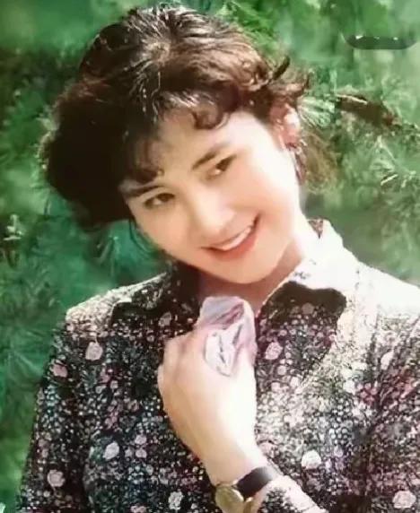 她人好，戏好，貌美，品端，不光演技好，人也漂亮，是演艺界的一股清流！当年一部《蹉