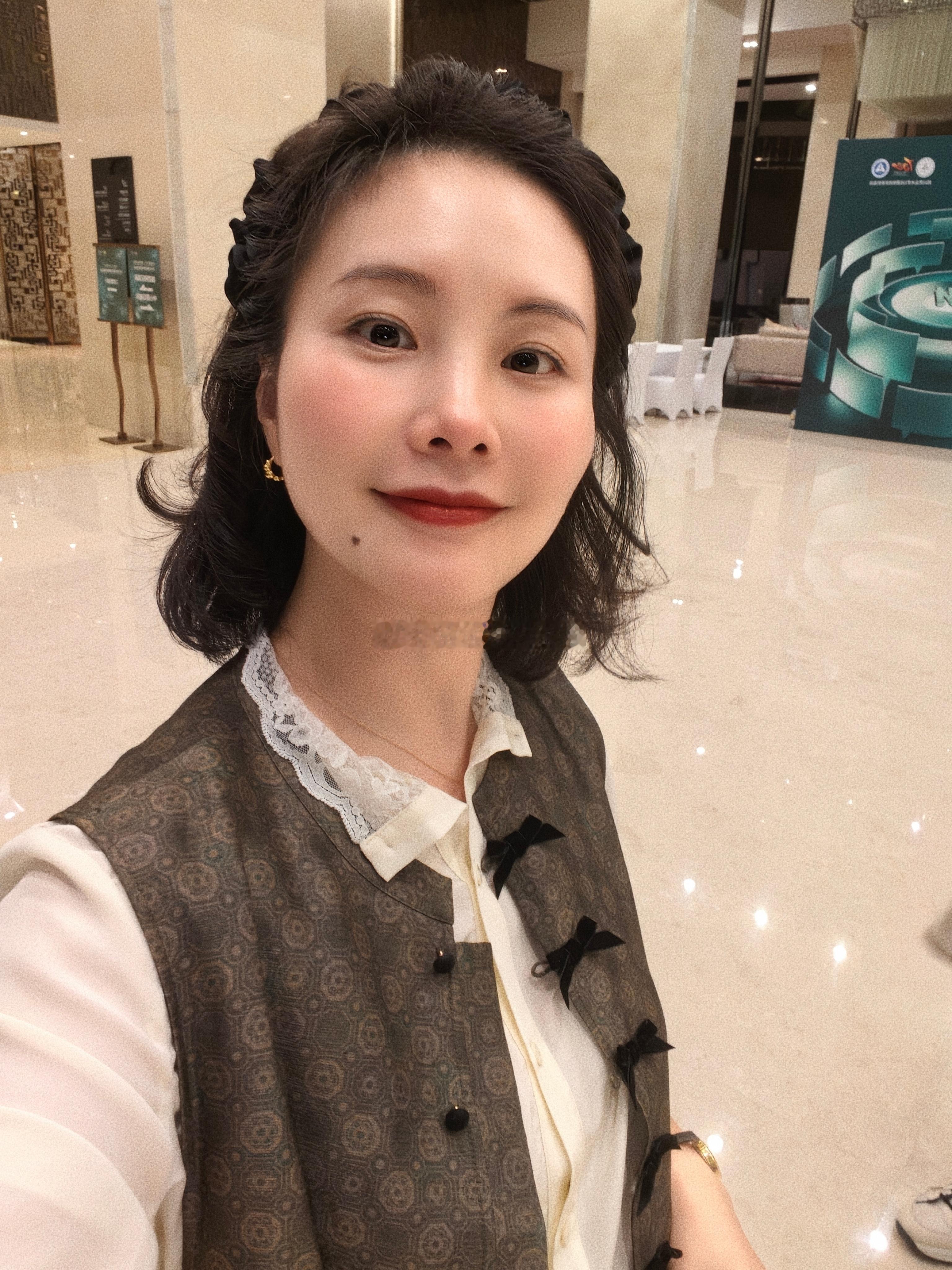 又是早出晚归的一天，早上出门就拍了照，现在才有时间来发今天穿什么ootd 还好没