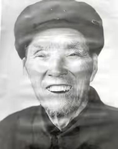 1979年一位老人到兰州军区拜访，上将肖华激动地拥抱他：你为何现在才和我们见面啊
